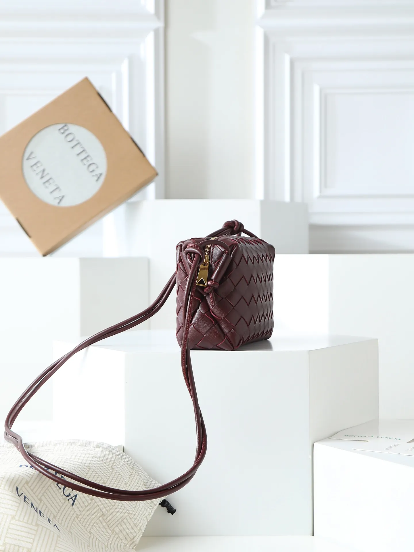 Batch 1300. 𝗕𝗼𝘁𝘁𝗲𝗴𝗮 𝗩𝗲𝗻𝗲𝘁𝗮———— The latest version of the loop camera bag💥 at the BV King of Cost-Effectiveness counter, large woven texture➕As always, ultra-high-quality lambskin, with zippers and adjustable drawstrings, it is especially suitable for the belly💫It can fit anything, and it is very light in weight. It is suitable for girls of all ages. Size: 17*10*6 Style number: 680254
